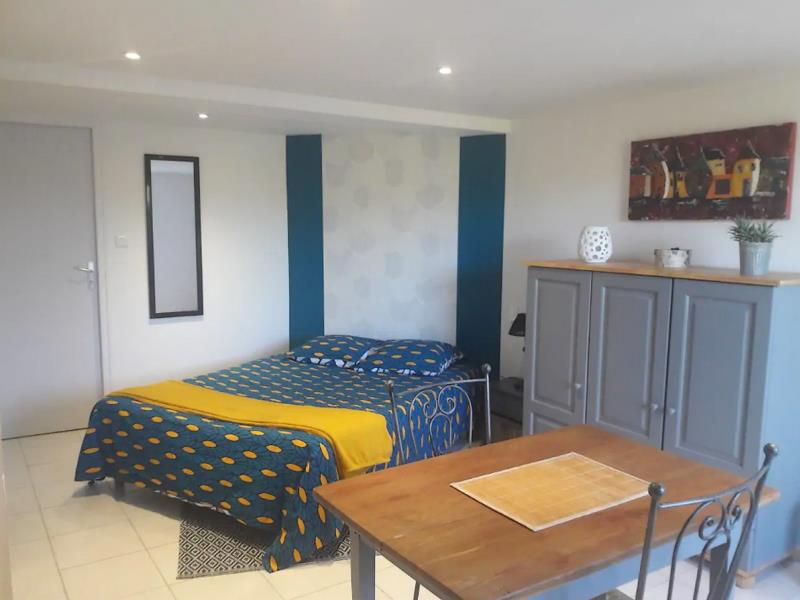 nueil-les-aubiers-gite-malimothe-studio2-chambre-1