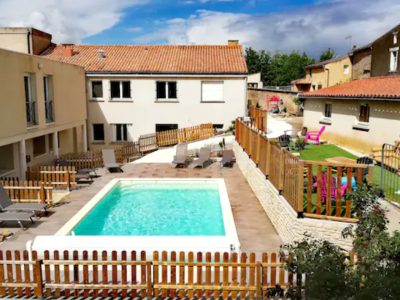 Piscine vue depuis le gite 2