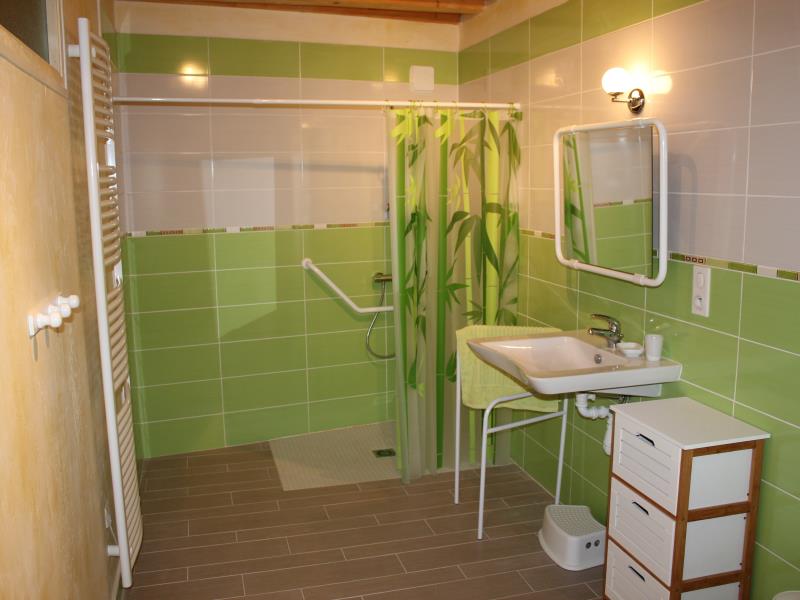 Salle de bains RDC adaptée PMR - Gîte Flavie