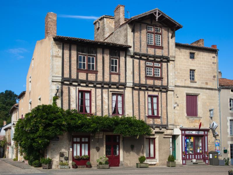 St Loup Lamairé, petite cité de caractère à 7km du gite