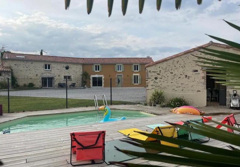 st-paul-en-gatine-gite-la-vie-en-couleur-piscine