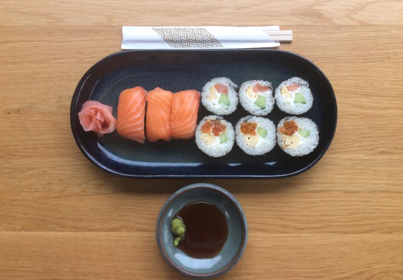 Assiette Futo Maki et Sushi au saumon