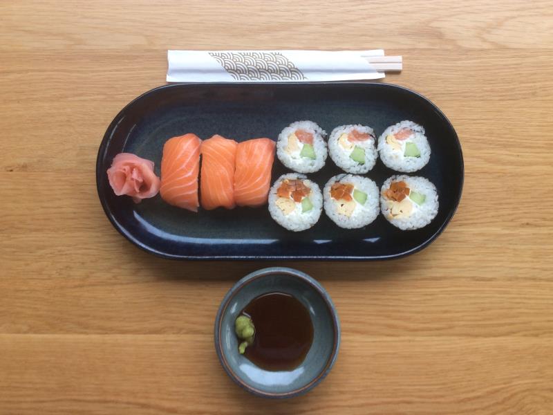 Assiette Futo Maki et Sushi au saumon