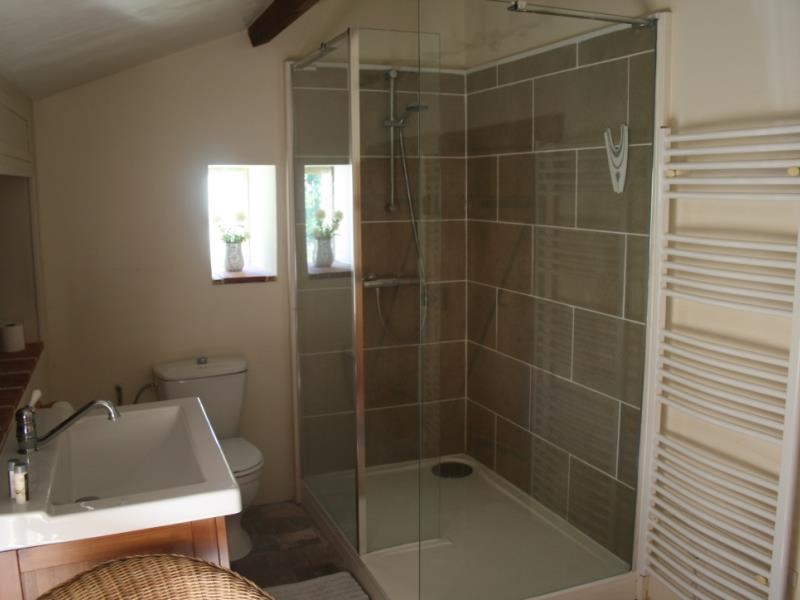 Salle de bains avec une douche italienne
