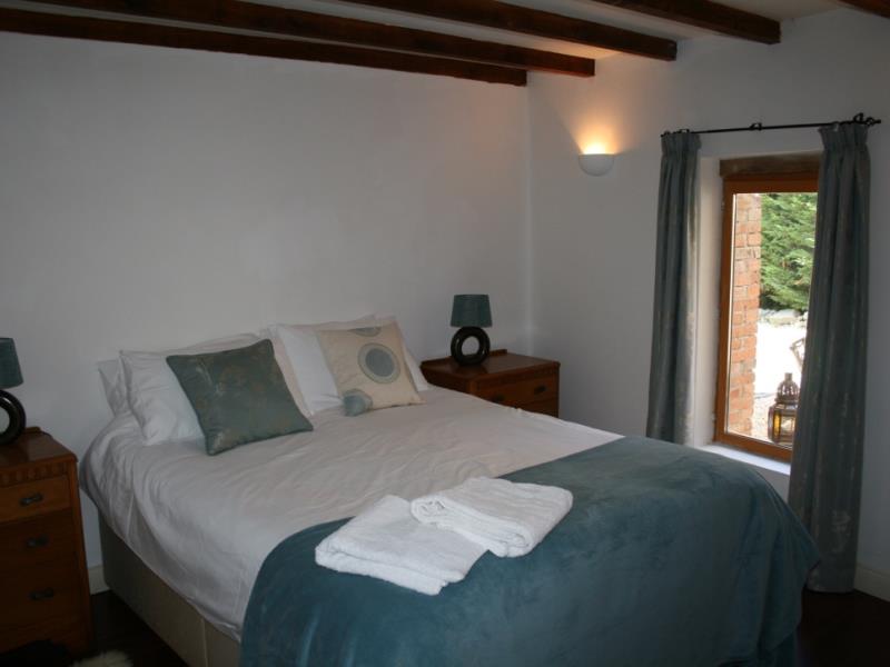Chambre 1 au rez-de-chaussée avec salle de bains