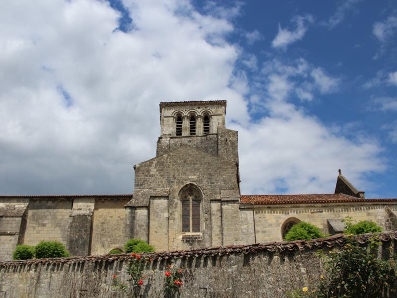 vue-Eglise-Saint-Etienne-Isabelle-Joachim-mairie-Coulonges-sur-l-Autize